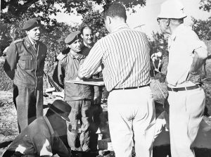 Il colonnello Cervo con Re Gustavo di Svezia durante una delle campagne archeologiche all'Acquarossa