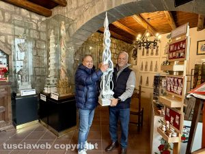 Angelo Russo e Massimo Mecarini col bozzetto di Sinfonia d'Archi