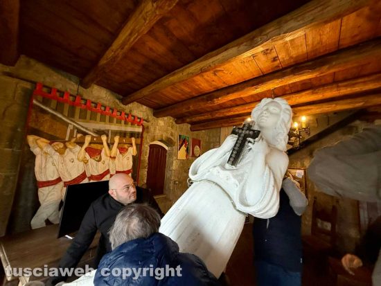 La statua di Santa Rosa di Sinfonia d'Archi portata alla Rocca Albornoz