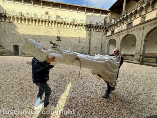 La statua di Santa Rosa di Sinfonia d'Archi portata alla Rocca Albornoz