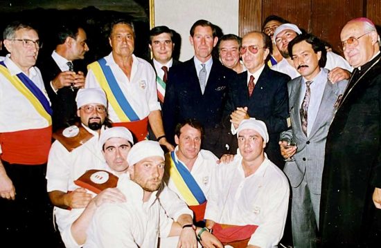 Angelo Russo con il futuro re Carlo d'Inghilterra, il sindaco Giuseppe Fioroni, il prefetto Mario Moscatelli, il vescovo Fiorino Tagliaferri e Nello Celestini