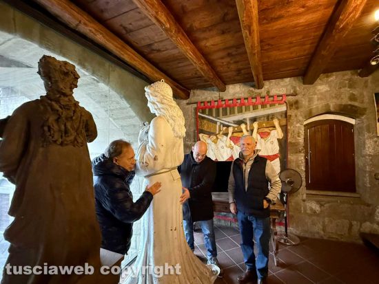 La statua di Santa Rosa di Sinfonia d'Archi portata alla Rocca Albornoz