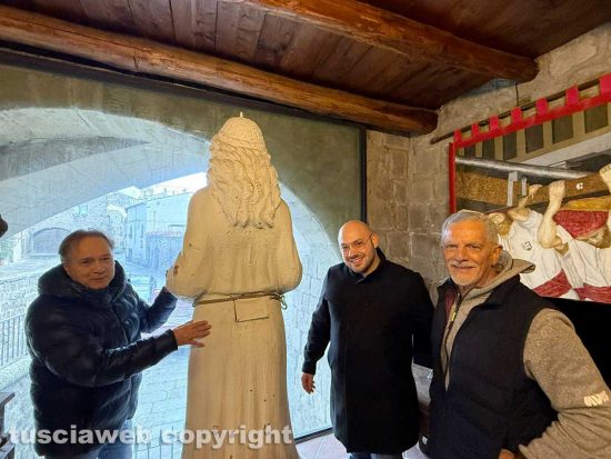 La statua di Santa Rosa di Sinfonia d'Archi portata alla Rocca Albornoz