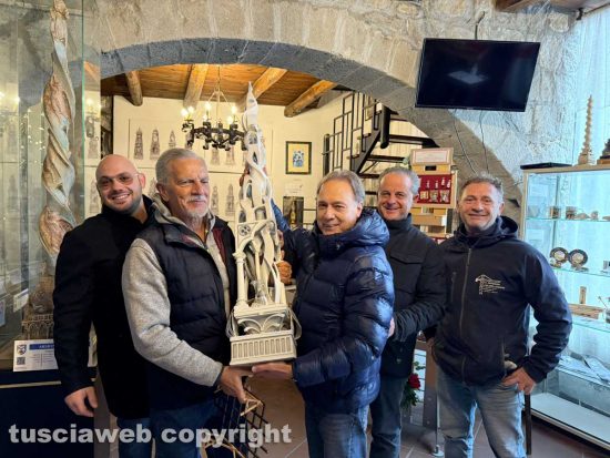 Angelo Russo e Massimo Mecarini col bozzetto di Sinfonia d'ArchI