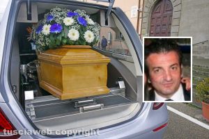 Viterbo - Un funerale - Foto di repertorio - Nel riquadro Alberto Attanasio