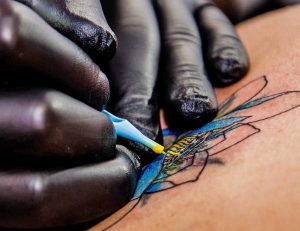 Un tatuatore - Immagine di repertorio