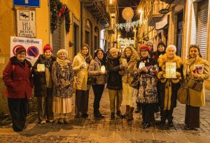 Montefiascone - Gli acchiappasogni installati a corso Cavour - L'associazione "La piccola galleria" con la sindaca De Santis e l'assessora Mancini