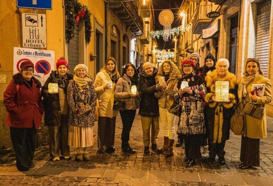 Montefiascone - Gli acchiappasogni installati a corso Cavour - L'associazione "La piccola galleria" con la sindaca De Santis e l'assessora Mancini
