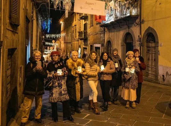Montefiascone - Gli acchiappasogni installati a corso Cavour - L'associazione "La piccola galleria"