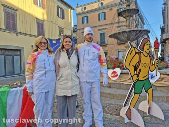Montefiascone - Il passaggio della fiaccola olimpica - La sindaca Giulia De Santis con i tedofori Monica Saraca e David Guerrini