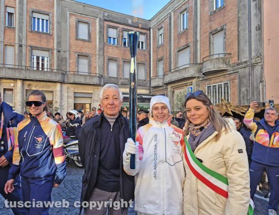 Montefiascone - Il passaggio della fiaccola olimpica - Il campione olimpico Livio Trapè, una tedofora e la sindaca Giulia De Santis