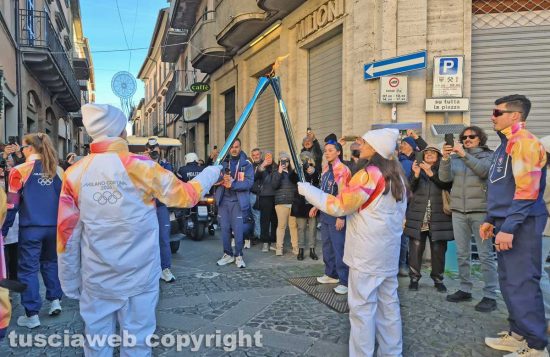 Montefiascone - Il passaggio della fiaccola olimpica a piazza Vittorio Emanuele