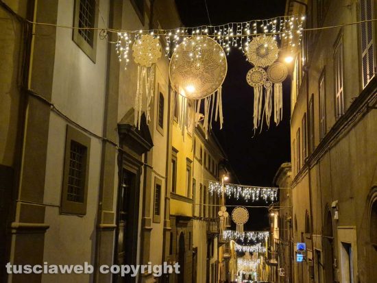 Montefiascone - Gli acchiappasogni installati a corso Cavour