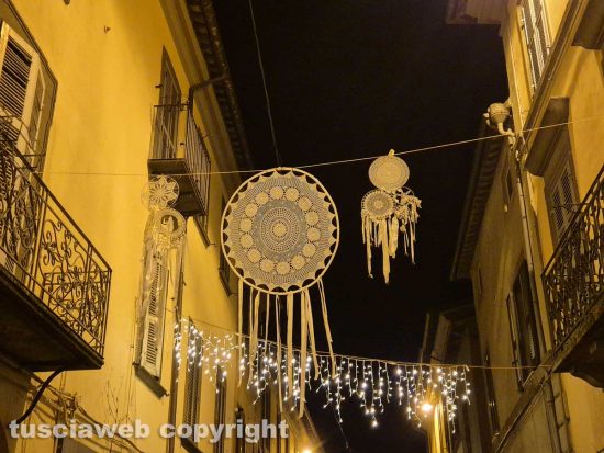 Montefiascone - Gli acchiappasogni installati a corso Cavour