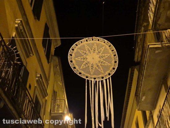 Montefiascone - Gli acchiappasogni installati a corso Cavour
