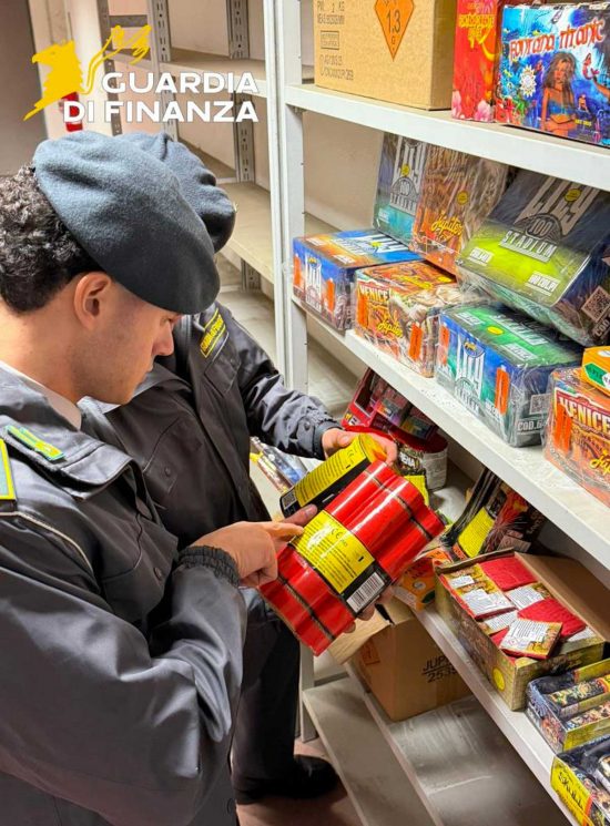 Roma - I botti illegali sequestrati dalla guardia di finanza