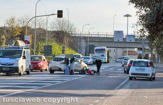 Viterbo - Scontro auto-motorino davanti al cimitero San Lazzaro