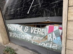 Viterbo - Furgone si schianta contro negozio di frutta e verdura