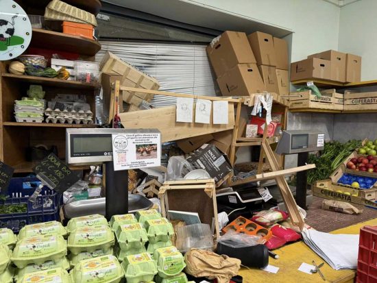 Viterbo - Furgone si schianta contro negozio di frutta e verdura