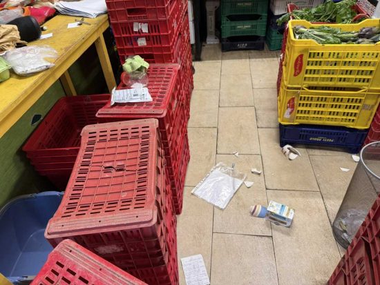 Viterbo - Furgone si schianta contro negozio di frutta e verdura