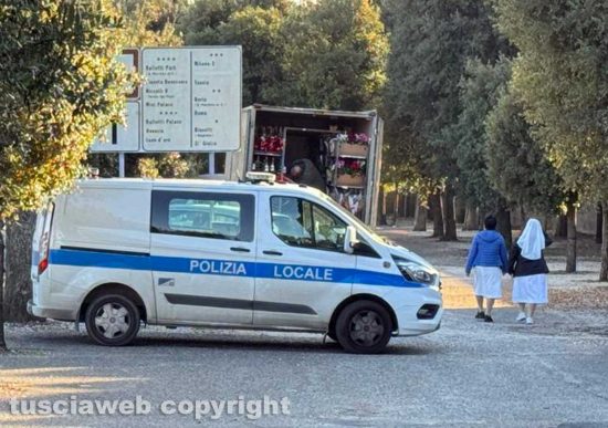 Viterbo - Scontro auto-motorino davanti al cimitero San Lazzaro - La polizia locale