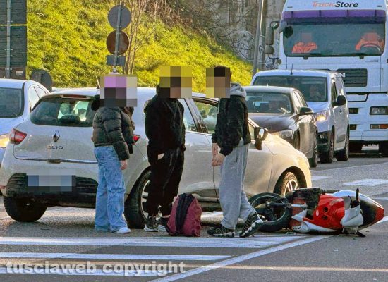 Viterbo - Scontro auto-motorino davanti al cimitero San Lazzaro