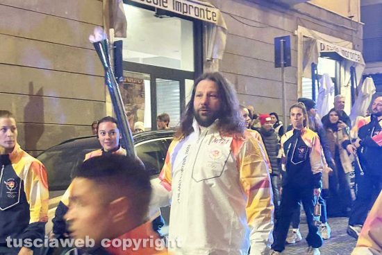 Viterbo - La fiamma olimpica - Martin Castrogiovanni, ex pilone della nazionale italiana di rugby