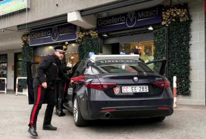 Morlupo - I carabinieri intervenuti per la rapina in gioielleria