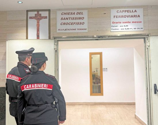 Roma - Urina in un'acquasantiera della cappella della stazione Termini - Intervento dei carabinieri