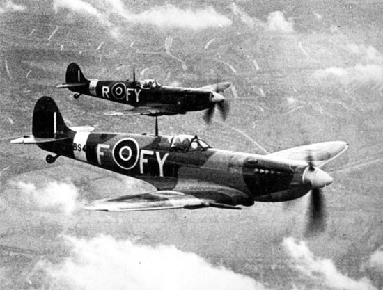 Due Spitfire in volo