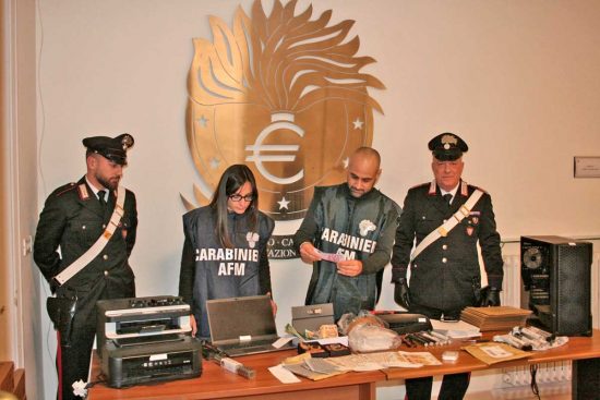 Carabinieri - Smantella una stamperia di soldi falsi