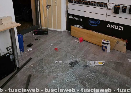 Tarquinia - Furto in un negozio di telefonia 