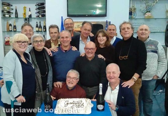 Gli alunni della quinta A dell'istituto per geometri Filippo Nicolai si ritrovano dopo 45 anni dal diploma 