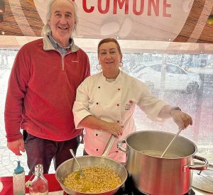 La cuoca Vittoria Tassoni con il produttore della fagiolina di Atina Basilio Di Palma