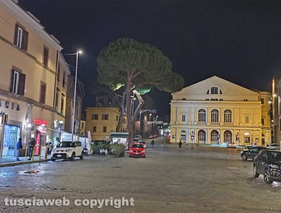 Viterbo - Piazza Verdi libera dalle auto prima degli addobbi di Natale