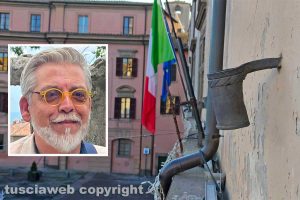 Viterbo - Bandiera crolla da palazzo dei Priori e sfiora il vicesindaco Alfonso Antoniozzi