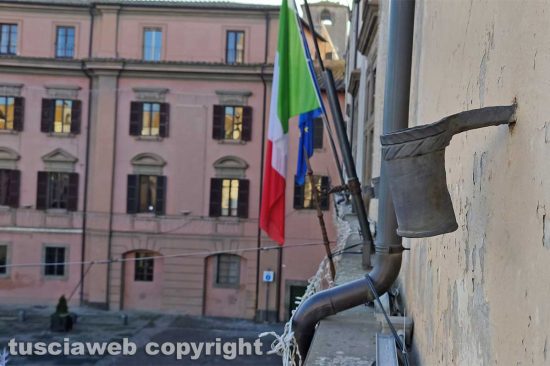 Viterbo - Bandiera cade da palazzo dei Priori