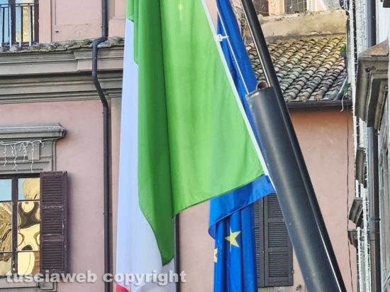 Viterbo - Bandiera cade da palazzo dei Priori
