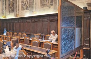 Viterbo - Commissione Affari Generali - Il pannello che "oscura" l'opposizione