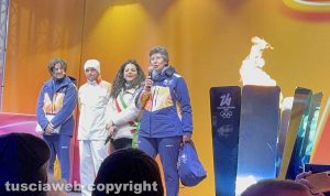 Viterbo - La fiamma olimpica - L'accensione del braciere a piazza del Sacrario - Il tedoforo Omar SabatiniViterbo - La fiamma olimpica - L'accensione del braciere a piazza del Sacrario - La sindaca Chiara Frontini
