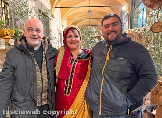 Viterbo - Il presepe vivente nella basilica di Santa Maria della Quercia- Il parroco don Massimiliano Balsi, Irene Temperini e il viceparroco don Daniele Silvestri 