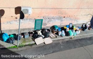 Civita Castellana - L'immondizia in via 7 Fratelli Cervi