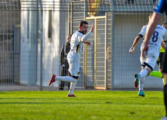Manoni esulta dopo il rigore messo a segno