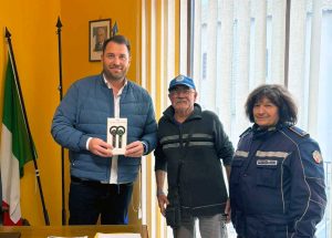 Celleno - Enpa dona un lettore microchip alla polizia locale