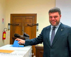 Il presidente Alessandro Romoli mentre vota