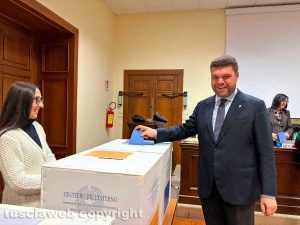 Il presidente Alessandro Romoli mentre vota