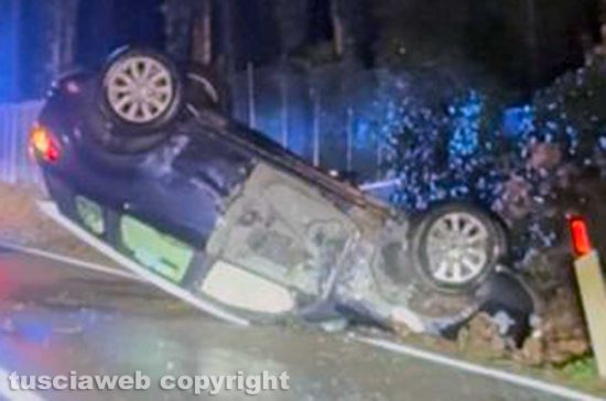 Caprarola – Paura nella notte di Natale sulla strada Cimina per un incidente tra tre auto