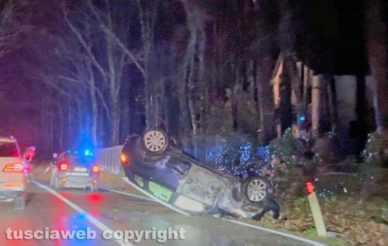 Caprarola – Paura nella notte di Natale sulla strada Cimina per un incidente tra tre auto