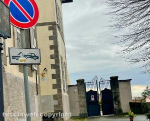 Il passo carrabile privato, regolarmente autorizzato e segnalato, situato in via Doria 3 a San Martino al Cimino