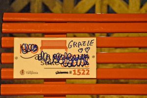 Tarquinia - Vandalizzata la panchina rossa in piazza Cavour